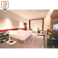 酒店272間客房裝潢典雅，並以黑、灰、橙為主調，空間寬敞。