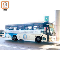 港客抵埗北京後，便可在T3的1樓5號門外，乘搭穿梭巴士直達酒店，每廿分鐘一班。