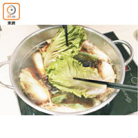 菜類容易吸收湯料的油和鹽，最好趁湯底未變渾濁前進食。