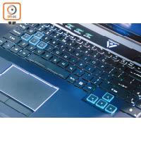 WASD」鍵和方向鍵改成淺藍配色，Touchpad也有藍光圍邊。