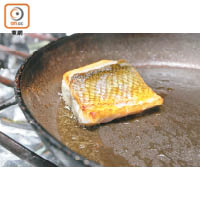 1.鱸魚用鹽及胡椒略醃，煎香兩邊，放入220℃焗爐焗約5分鐘。