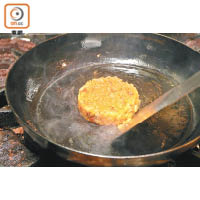 4. 煎香意大利飯兩邊，放入180℃焗爐焗約3分鐘，淋上剩餘的蟹湯即成。