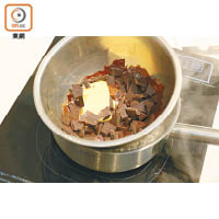 2. 製作朱古力蛋糕，切碎香橙朱古力，用慢火與牛油隔水煮溶成朱古力醬，放涼備用。