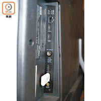機側設有3組HDMI輸入插口，另備有兩組USB供播放多媒體檔案。