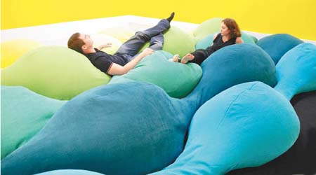 Pillow<br>讓人把枕頭當椅子用，顏色鮮艷，用來坐、瞓、玩皆可。