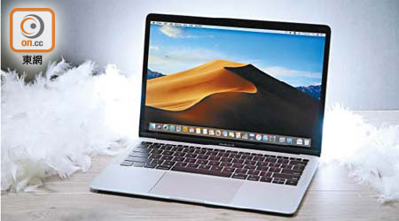 MacBook Air改用第3代蝶式鍵盤，Touchpad增大20%，操控得心應手。<br>售價：$9,499起