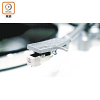 附有MM唱頭，提供2.5mV輸出電壓，發揮出黑膠碟獨有的溫暖音色。