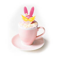 粉紅色的正義！兔耳幪面俠的杯裝芭菲」，杯內有海綿蛋糕與草莓醬等堆疊而成的乳脂鬆糕。