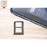 卡槽可放入兩張SIM卡，但不支援microSD卡擴充容量。