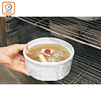 4. 注入清水及上湯，用保鮮紙封好放入蒸爐燉約3小時即成。