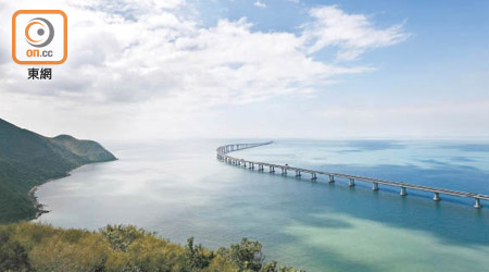 港珠澳大橋是全球最長的海上大橋，從大嶼山可欣賞它的宏偉。
