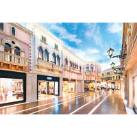 威尼斯人購物中心雲集了350間國際名店。