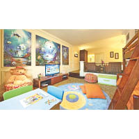 天倫樂套房設有下沉式的兒童臥室空間，布置充滿繽紛樂趣。