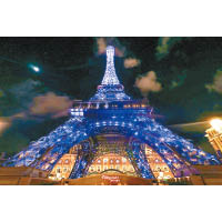 酒店正門前的巴黎鐵塔壯觀宏偉，晚上會上演幻彩燈光秀。