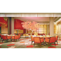 「泓」日本料理的主用餐區以鍍金的櫻花樹配合燈光效果，帶來四季轉換的氣氛。