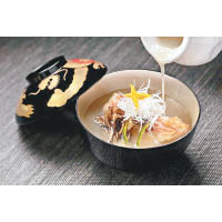 「泓」日本料理即日起至12月31日呈獻「北海道金目鯛及百合湯」，湯色清澈，一股芳香於齒舌間游走。