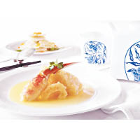 蟹肉黃燒魚肚為京花軒名菜之一，用油漲發魚肚6個小時以上，口感軟腍，而且入口甚多湯汁。