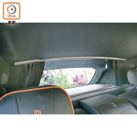 四座版的後座與尾箱間有玻璃隔板分隔，可加強隔音及維持座艙溫度。