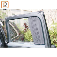 後排車窗設有電動遮光簾，可擋陽光又可增加私隱。