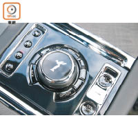 車上大部分功能都可透過旋轉按鈕控制，非常易用。