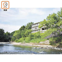 對滝閣享有流入錦秋湖的和賀川美景。
