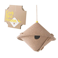 Cork Bird House<br>水松木板可塑性甚高，Gavin將它變作燈罩形鳥屋，幾個步驟已能由平面包裝摺成立體，簡單方便。