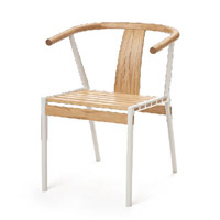 Dockland Chair<br>以橡木木條跟鋁材框架配搭，質感對比強烈，並利用傳統入榫技術來接合，毋須使用膠水，環保安全。