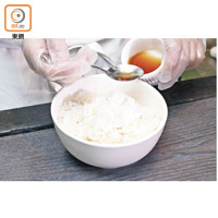 韓國飯卷所用的米飯質感較黏身，會用鹽、麻油、芝麻調味。