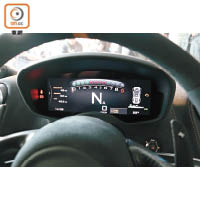 數碼儀錶板以大型引擎轉速計為中心，兩旁還有屏幕豐富行車資訊。