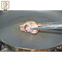 燒紅鑊後轉小火，白鑊煎香牛肉4邊至剛好熟，切成薄片。