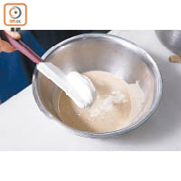 2. 淡忌廉打起，加入已放涼的忌廉漿和牛奶朱古力碎拌勻，注入模具，冷藏至凝固。