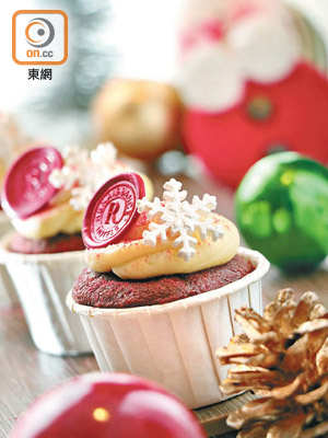 紅絲絨忌廉芝士聖誕杯子蛋糕<br>加入朱古力粉的紅絲絨Cupcake變成棗紅色調，質感鬆軟又搶眼，入廚新人亦輕易做到。