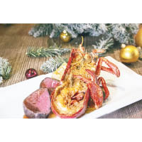 聖誕大餐可以自選的主菜包括烤牛柳伴蒜蓉牛油波士頓龍蝦，用料講究，烹調方法能突出食材的原汁原味。