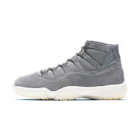 2016年聖誕節前夕推出的Air Jordan 11 Grey Suede，設計一反常態以麖皮打造。