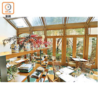 TOSCANA意大利餐廳擁有天幕玻璃和意國飾品，日間用餐更有情調。