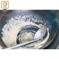 2. 用慢火將沙糖和水煮成金黃色糖漿。