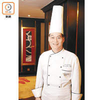 梁輝雄師傅從事廚藝工作40年，曾先後在日本、南韓、北京、香港及中國多個地區任職，現為尖東一間五星級酒店中菜行政總廚，其主理的中菜廳，於2011年至2013年連續數年獲米芝蓮一星評級。