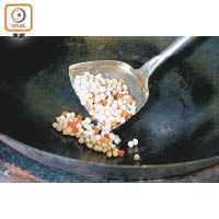 1. 雞頭米蒸6分鐘，和紅蘿蔔粒用1/4碗雞湯煮滾，加入1/3茶匙鹽、糖煮至雞湯收汁，再加生粉埋芡。