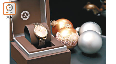 女士腕錶<br>金色錶帶配不銹鋼錶殼、直徑34mm白色錶盤，貴氣十足。採用瑞士Ronda 773石英機芯，防水能力為5 ATM。<br>現價：$1,672（原價：$2,090）