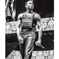 美國著名歌手Chris Brown都有用過DR14所推出的胸袋。