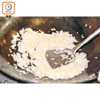 2. 起油鑊先炒香雞蛋，下白飯炒至飯粒分明，用鹽、糖調味。