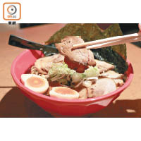 黑拉麵是用濃厚的黑醬油作湯底，碗內的麵條和配菜也被染上顏色，連蛋售￥890（約HK$61）起。