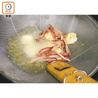 2. 米粉用熱水浸約3分鐘，瀝乾水。蝦仁汆水至8成熟，瀝乾水。蝦仁和叉燒絲拉油。