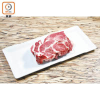 蘊含豐富油脂的豬肩肉，慢烤後肉質嫩滑、肉汁豐富，可以代替傳統的原隻豬腿。