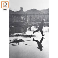 第一張令Douglas動心的作品是《Behind the Gare Saint-Lazare》，由攝影界鼎鼎大名的Henri Cartier Bresson操刀拍攝，當中展示出精湛攝影技術。