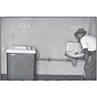 《North Carolina》同屬Elliott Erwitt的代表作，透過捕捉小男孩飲水的一刻，揭示早年美國的種族歧視問題嚴重。（Elliott Erwitt / MAGNUM PHOTOS）