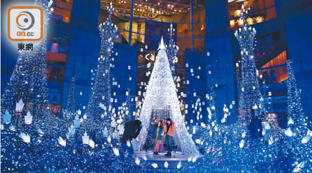 Caretta Illumination用上25萬顆燈飾炮製《魔雪奇緣》主題燈飾，呈現不一樣的冰雪世界。