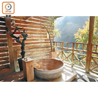 露天風呂區還設有湯浴陶缸，可盡覽自然景觀。