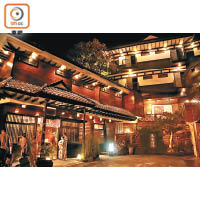 燈光下的泰安湯悅溫泉會館，洋溢着日式溫泉旅館情調。