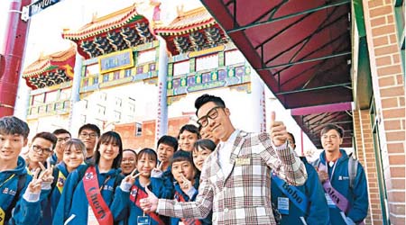 東華三院主席兼名譽校監王賢誌帶領學生交流團到訪溫哥華的唐人街，親身認識華僑歷史。